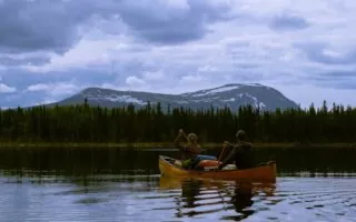 Jak się ubrać na spływ kajakiem? Sprawdź, co założyć, by cieszyć się wygodą i bezpieczeństwem!