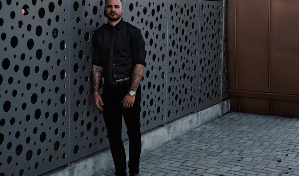 Jak się ubrać na wernisaż? Postaw na styl i elegancję, by zrobić świetne wrażenie!