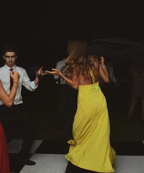 Photo "How to dress for the halfway point? Discover 6 fashion ideas to shine on the dance floor"