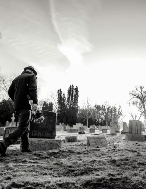 W co ubrać się na cmentarz Sprawdź, jak wyglądać skromnie i z szacunkiem