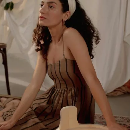 Co pasuje do brązowej sukienki? Stwórz 5 zestawów idealnych na każdą okazję!