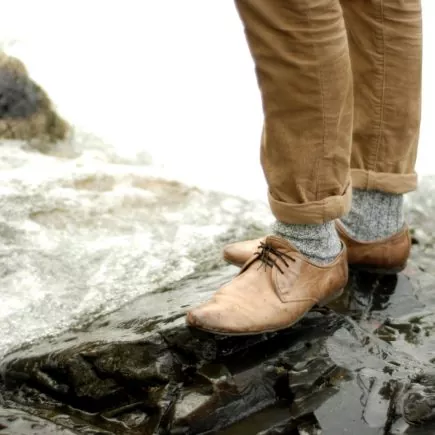 Co pasuje do brązowych spodni męskich? Poznaj 3 stylowe rozwiązania