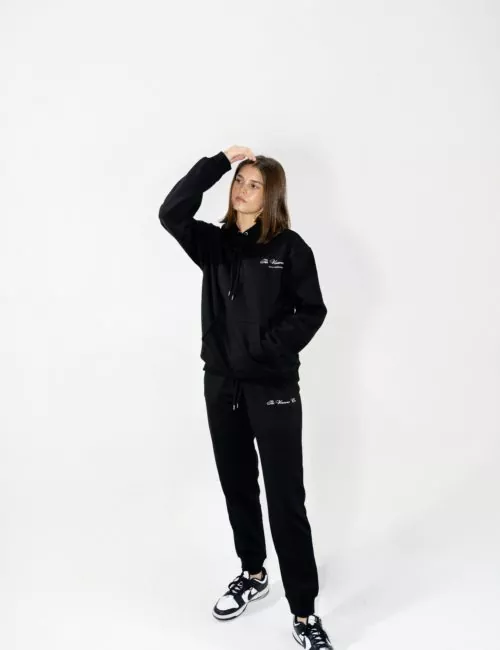 Co pasuje do czarnych dresów? Zobacz 4 pomysły na miejski look