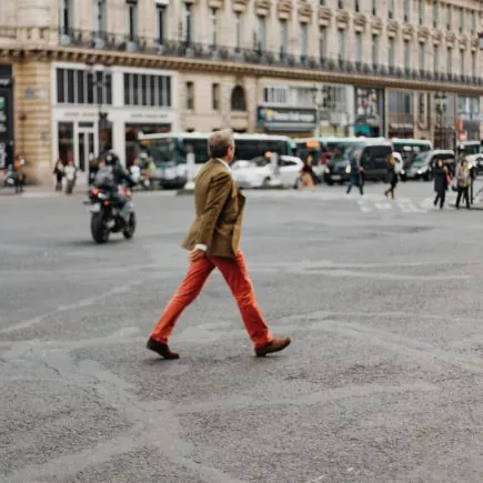 Co pasuje do czerwonych spodni? Sprawdź 4 bezpieczne opcje
