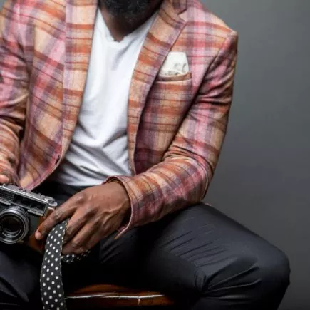 Co pasuje do marynarki w kratę? Zainspiruj się 6 gotowymi zestawami