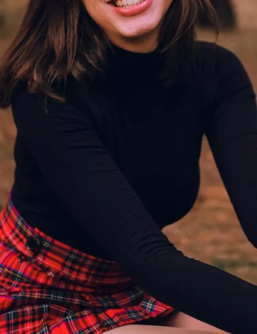 Co pasuje do spódnicy w kratkę? Poznaj 6 gotowych stylizacji