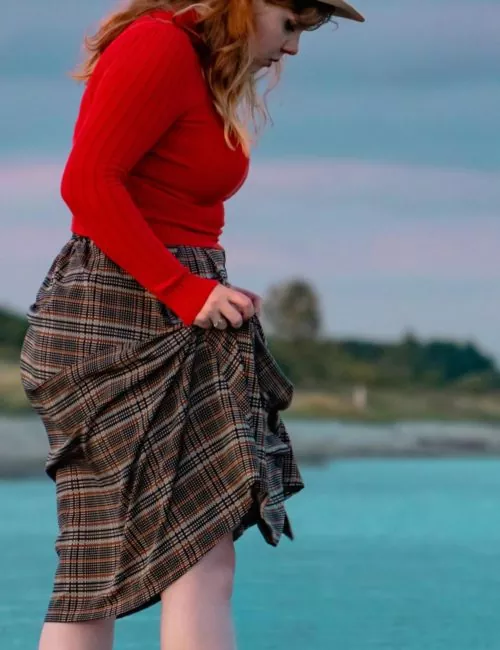 Co pasuje do spódniczki w kratkę? Zobacz 3 inspiracje na różne okazje