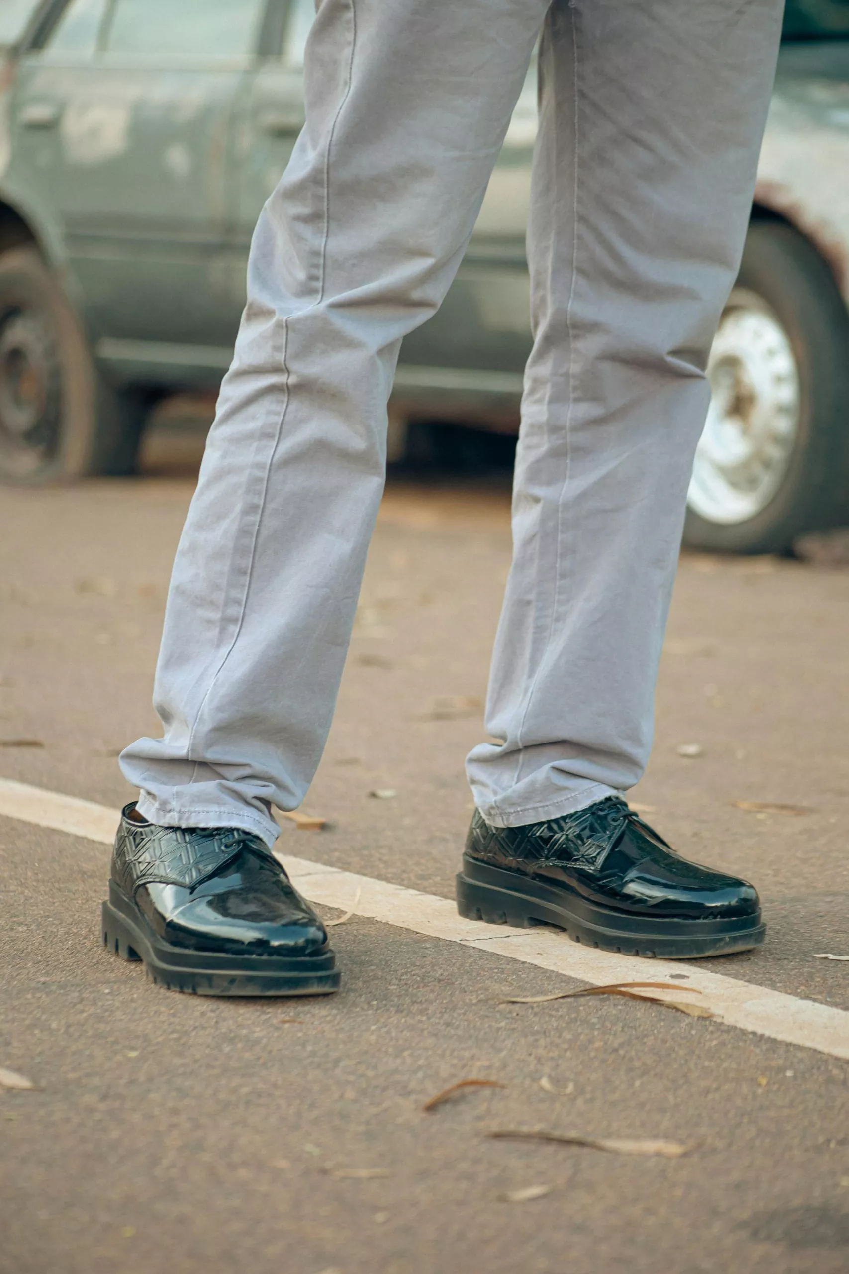 Co pasuje do szarych spodni męskich? Poznaj 4 sprawdzone zestawy