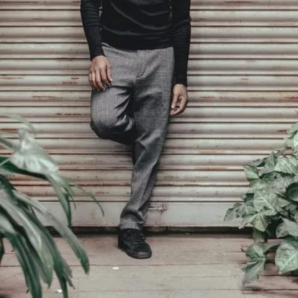 Co pasuje do szarych spodni męskich? Poznaj 4 sprawdzone zestawy